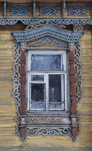 Ventana Con Arquitrabes Tallados Casa Madera Vieja Rusia —  Fotos de Stock