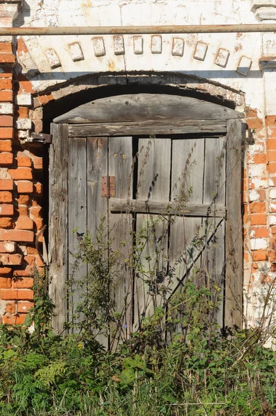 Porta Madeira Abandonada Velha Mosteiro Ortodoxo Antigo Rússia — Fotografia de Stock