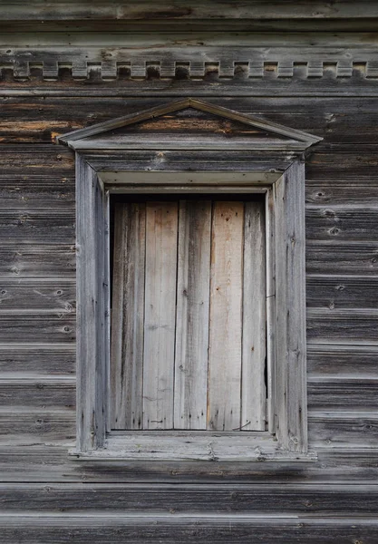 用木板关闭的旧木制窗框 — 图库照片