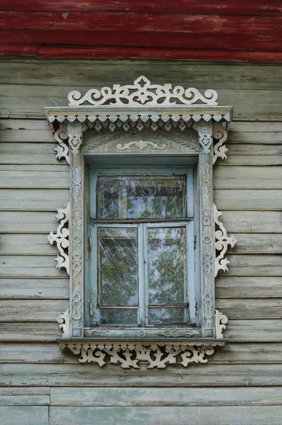 窗口与雕刻的平台在老木房子 普尔斯镇 俄罗斯 — 图库照片