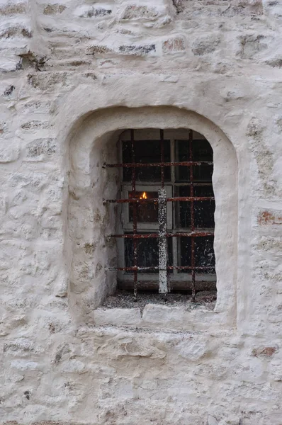 Kleines Fenster Einer Alten Steinkirche Der Stadt Ostrov Russland — Stockfoto