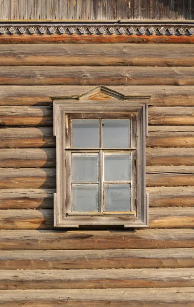 Крупный План Окна Старинного Деревянного Дома — стоковое фото