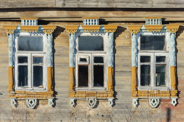 Fenêtres Arbre Avec Plateau Décoratif Dans Une Vieille Maison Bois — Photo