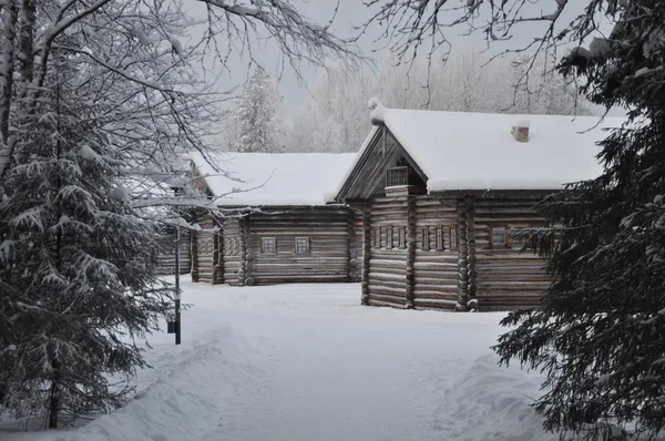 Vieilles maisons paysannes en bois dans le nord de la Russie — Photo