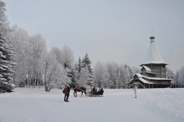 Nevado paisaje de invierno en el norte de Rusia Imágenes De Stock Sin Royalties Gratis