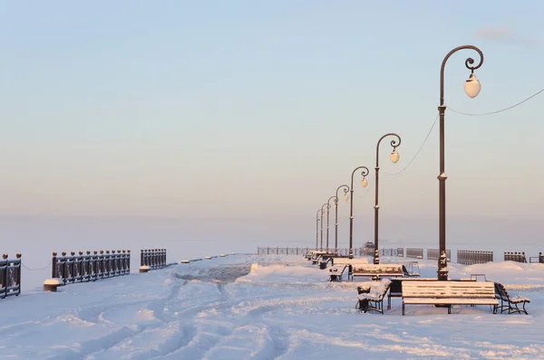 Snowy embankment of Northern Dvina in Arkhangelsk, Russia — Stock Photo, Image