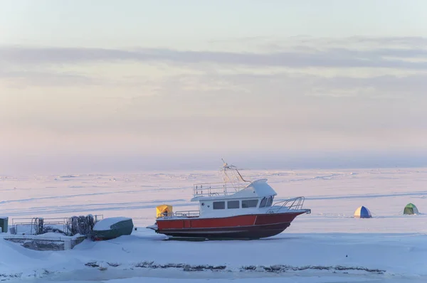 Μηχανοκίνητο σκάφος στην όχθη του ποταμού το χειμώνα — Φωτογραφία Αρχείου