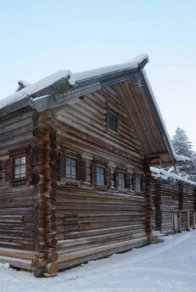 Starý dřevěný venkovský dům v severním Rusku — Stock fotografie