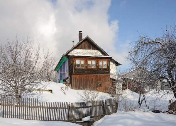 Oud houten huis in de winter — Stockfoto