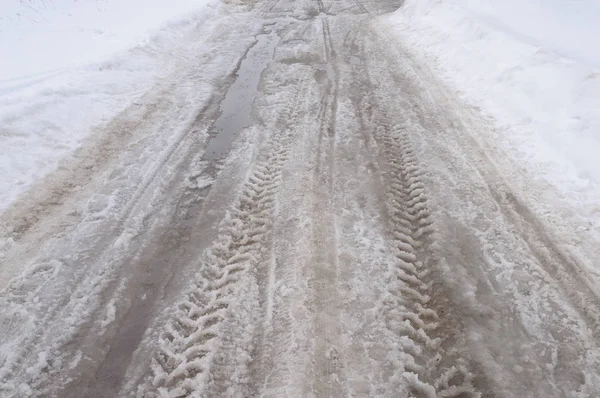 Gros plan de la route enneigée humide — Photo