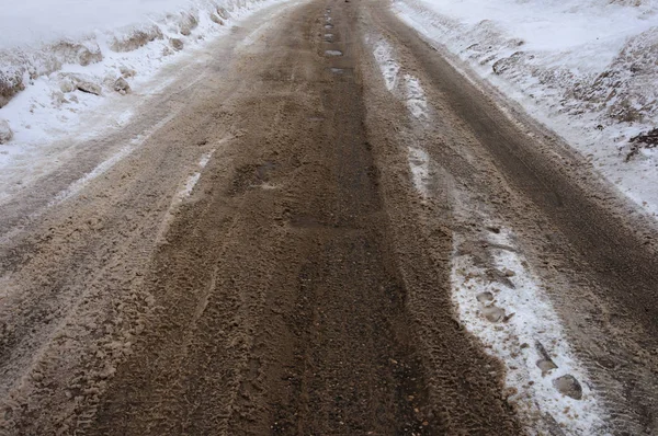 Erken baharda dağınık asfalt yolu — Stok fotoğraf