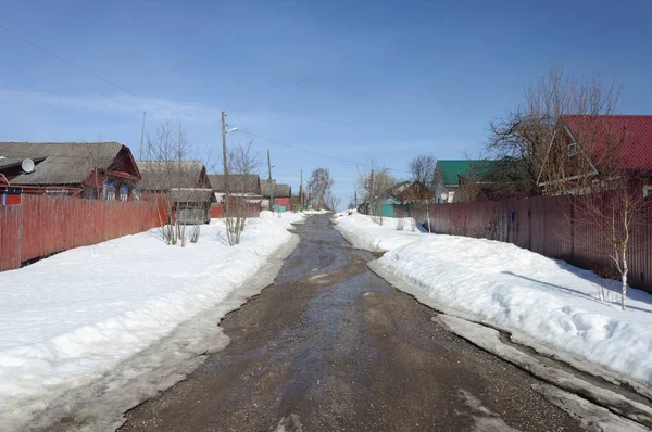 Erken baharda ıslak yol — Stok fotoğraf