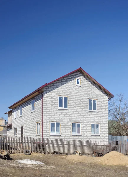 Nueva casa de hormigón blanco de dos pisos — Foto de Stock