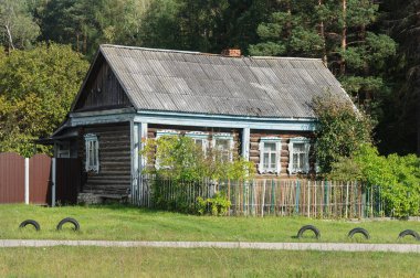 Kırsalda eski ahşap bir ev