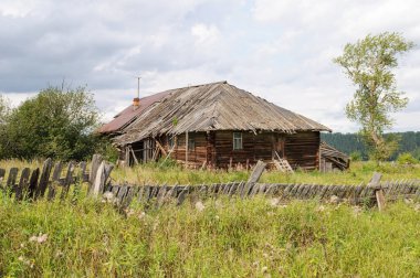 Terk edilmiş eski ahşap ev