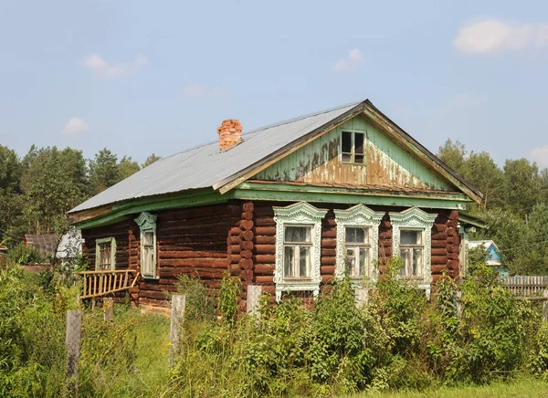 Casa de madeira velha no país, hora de verão — Fotografia de Stock