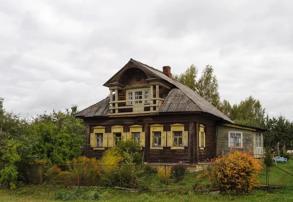 Land trähus med balkong — Stockfoto