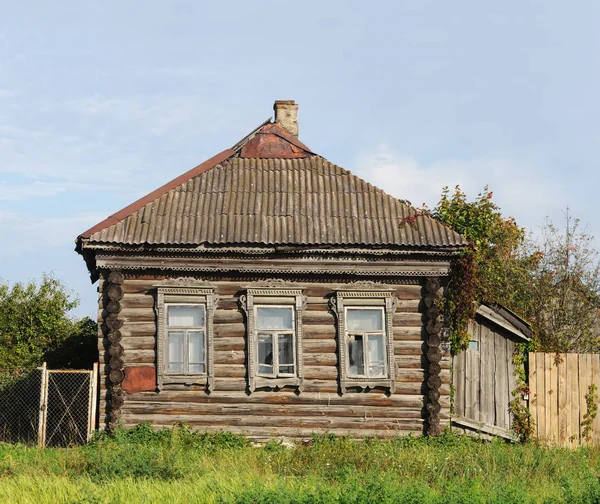 Eski küçük ahşap ev — Stok fotoğraf