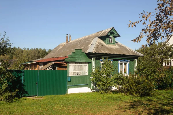 Πράσινο ξύλινο σπίτι στο χωριό — Φωτογραφία Αρχείου