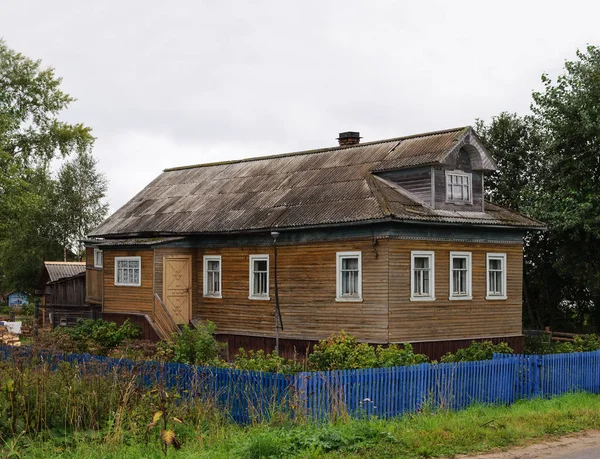 Великий дерев'яний будинок на дачі — стокове фото