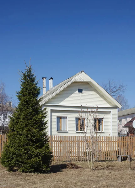 Petite maison de campagne blanche — Photo