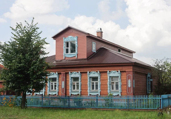 Ancienne maison en bois avec mezzanine, heure d "été — Photo