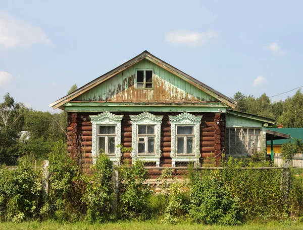 Παλιό ξύλινο σπίτι στη χώρα, το καλοκαίρι — Φωτογραφία Αρχείου