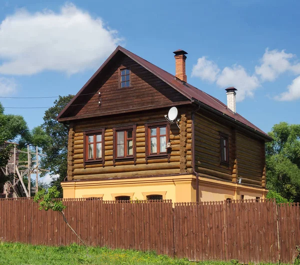 Belle maison en bois rondin — Photo