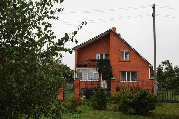 Cottage in mattoni rossi — Foto Stock
