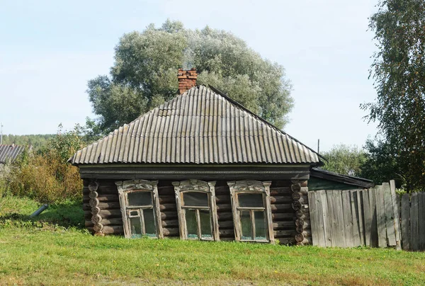 Παλιό εγκαταλελειμμένο μικρό ξύλινο σπίτι — Φωτογραφία Αρχείου