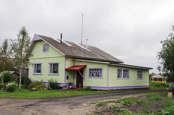 Pequeña hermosa casa cubierta con revestimiento — Foto de Stock