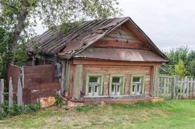 Terk edilmiş eski ahşap ev