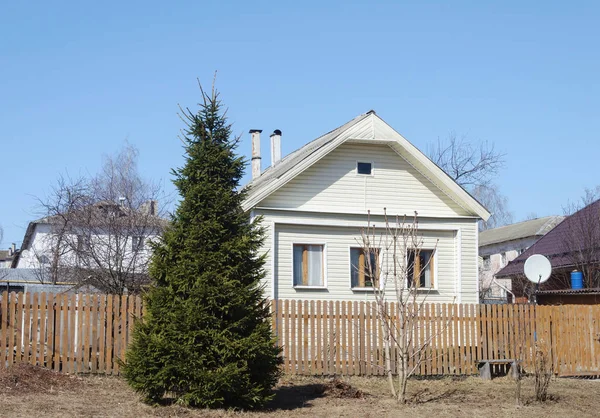 Kleines weißes Landhaus — Stockfoto