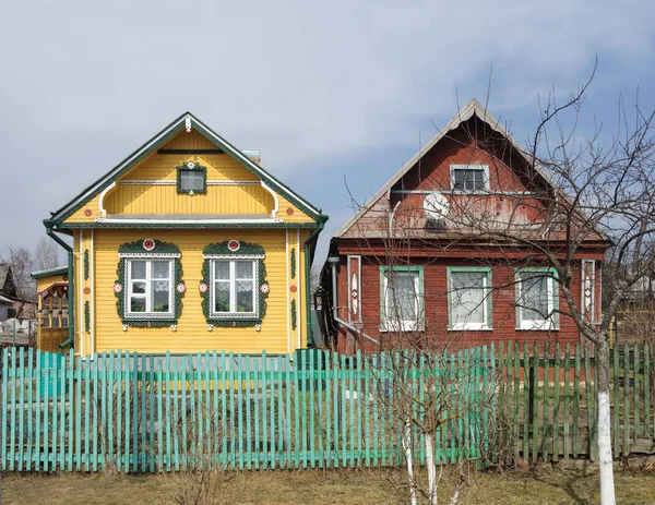 Dva malé dřevěné domy — Stock fotografie