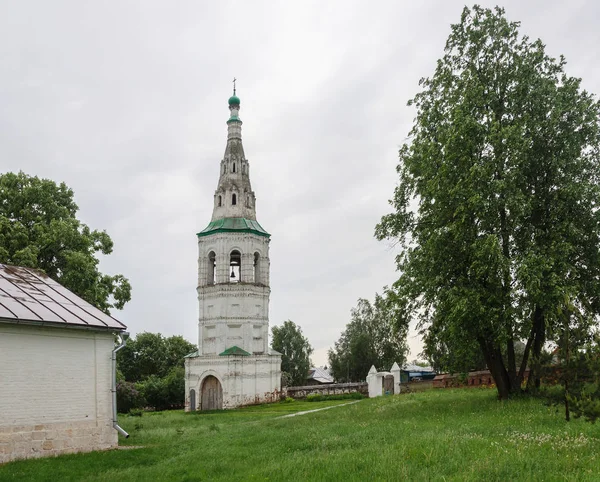 Дзвіниця старої російської церкви — стокове фото