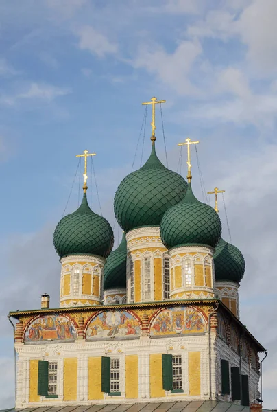Tutaev'deki eski Rus katedrali — Stok fotoğraf