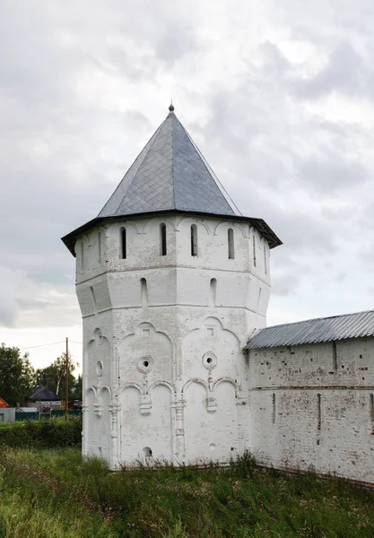 Weißer Turm des alten russischen Klosters — Stockfoto