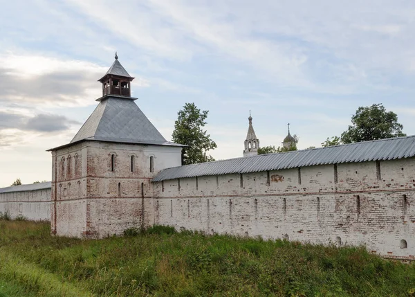 Mauer und Turm des alten russischen Klosters — Stockfoto
