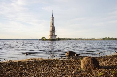 Kalyazin'de Volga nehri üzerinde sular altında çan kulesi