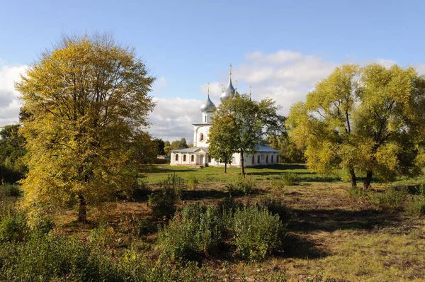 Заміський пейзаж з церквою восени — стокове фото