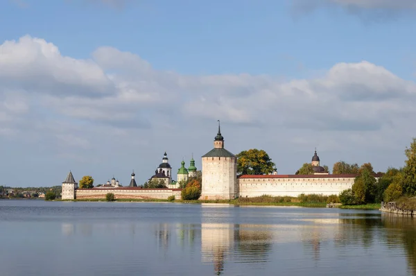 Eski Rus manastır Gölü banka — Stok fotoğraf