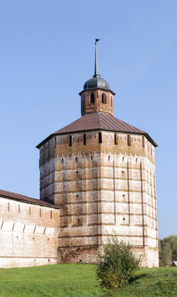 Torre de esquina en el antiguo monasterio ruso — Foto de Stock