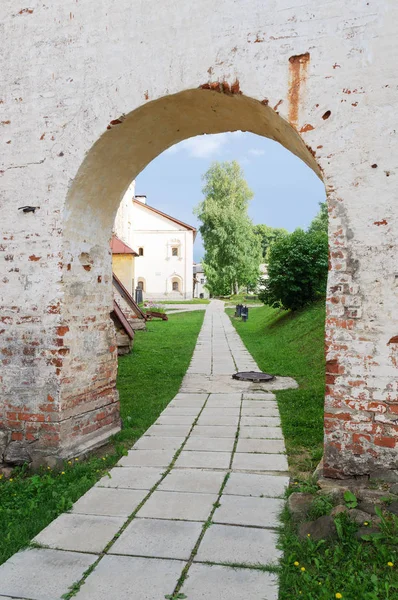 Pěšina ve starověkém ruském klášteře — Stock fotografie