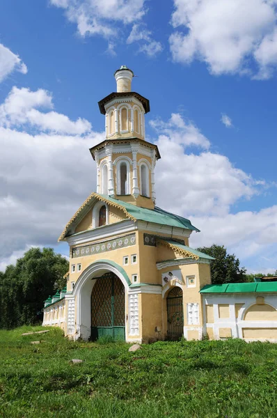 Antigua entrada de la catedral ortodoxa en Tutaev — Foto de Stock