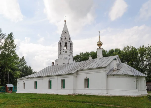 Oude kerk van de intercession in Tutaev, Rusland — Stockfoto
