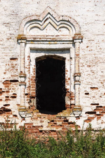 Окно старой заброшенной церкви — стоковое фото