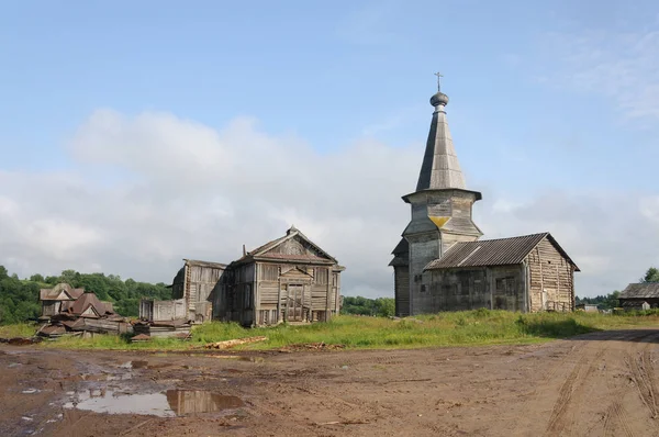 Rusya'nın kuzeyinde iki terk edilmiş ahşap kilise — Stok fotoğraf