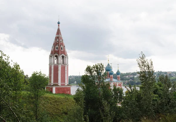 Volga riva del fiume con vecchia chiesa a Tutaev, Russia — Foto Stock