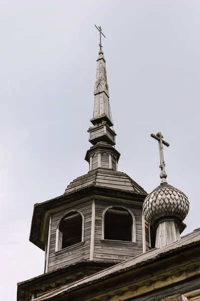 Koepel van oude houten kerk — Stockfoto