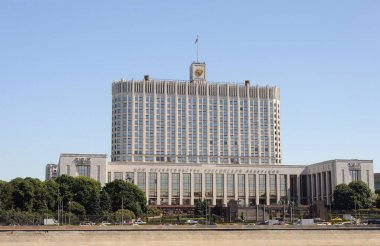 Mavi gökyüzü arka planda Rus hükümeti beyaz evi